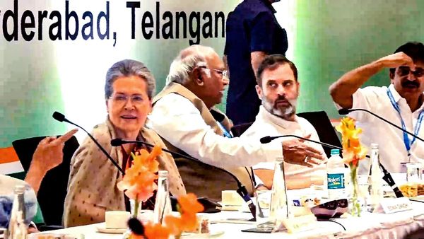 Congress in Telangana: গ্যাস সিলিন্ডারের দাম হবে ৫০০ টাকা! নির্বাচনের আগে ৬ গ্যারান্টি ঘোষণা কংগ্রেসের