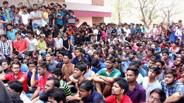 হিন্দি ইঞ্জিনিয়ারিং কোর্স চালু হচ্ছে না মধ্যপ্রদেশে! শিক্ষার্থীরা ঝুঁকছেন ইংরেজি মাধ্যমে