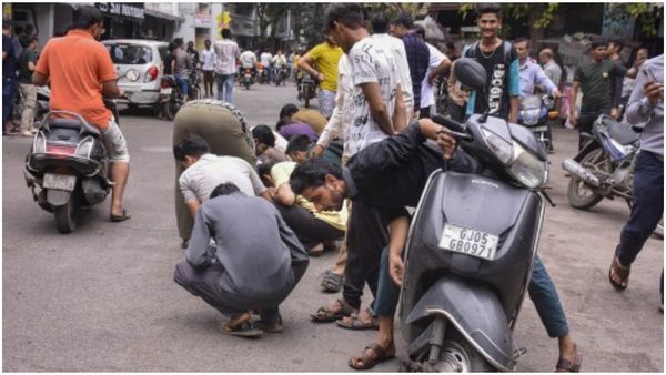 রাস্তায় নাকি পড়ে রয়েছে রাশি রাশি হীরে, হামাগুড়ি দিয়ে অমূল্য রত্নের সন্ধানে শহরবাসী