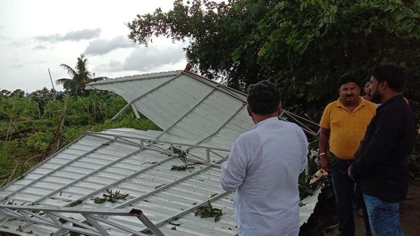 গঙ্গায় মিনি টর্নেডো? ক্ষণিকের তাণ্ডবে উড়ল চাল, নষ্ট মাঠের ফসল, আতঙ্ক স্থানীয়দের