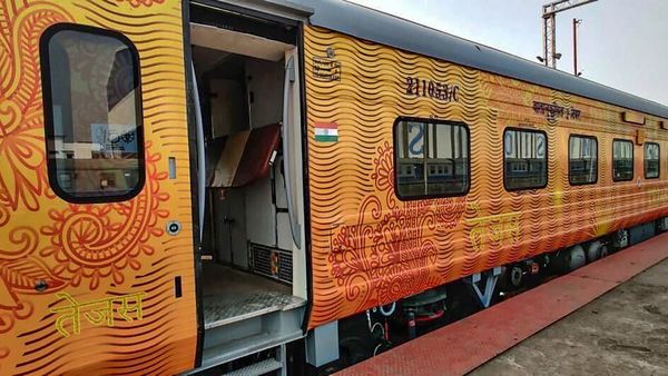 Indian Railway: শান্তিনিকেতন সহ একাধিক স্টপেজ, ভাড়ায় ৩৩ শতাংশ ছাড়! চড়বেন নাকি এই ট্রেনে