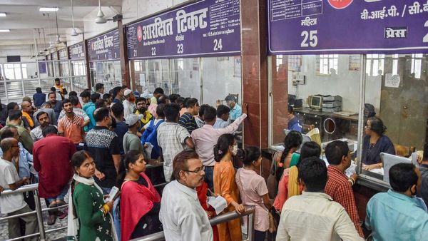 Railway Ticket Concession: রেলের টিকিটে মেলে ১০০ শতাংশ পর্যন্ত ছাড়, সুবিধা পাবেন সহযাত্রীও