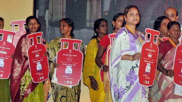 Ujjwala Scheme: উৎসবের মরসুমে সরকারের বড় উপহার, উজ্জ্বলা প্রকল্প নিয়ে এই ঘোষণা