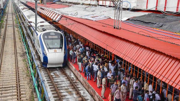 Vande Bharat Express: মাত্র ৩৪৫ টাকায় পাটনা-হাওড়া বন্দে ভারতে চড়তে পারবেন! জানুন কীভাবে?