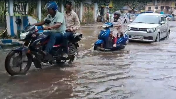 সপ্তাহের প্রথম দিনেই জল থৈ থৈ রাস্তা, তীব্র যানজটে মহানগর, জেনে নিন কোন পথে ফিরবেন বাড়ি