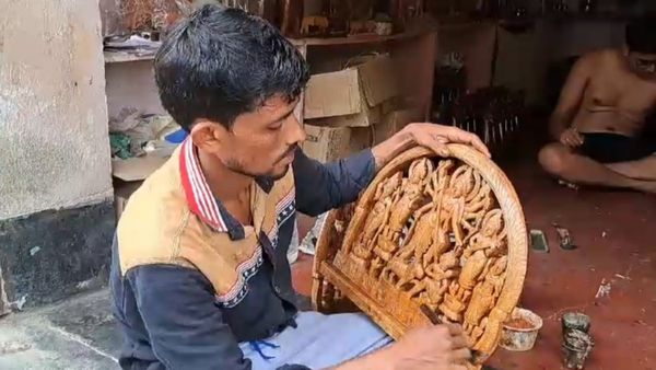 Business From Home: বাঁকুড়ার কাঠের দুর্গার চাহিদা তুঙ্গে! পুজোর মুখে শুরু করুন এই ব্যবসা