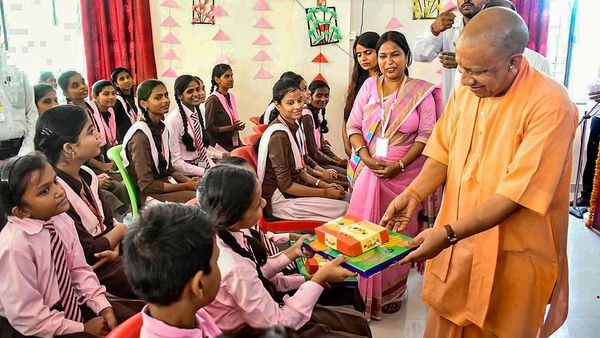 Yogi Adityanath: উত্তর প্রদেশে ২৫ লক্ষ যুবক-যুবতীকে স্মার্টফোন-ট্যাবলেট! চার কোম্পানির নাম চূড়ান্ত