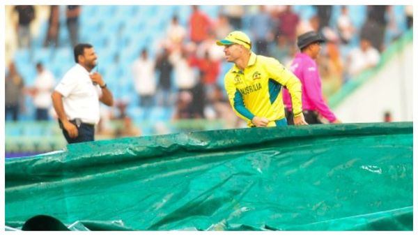 ICC World Cup 2023: বিশ্বকাপের ম্যাচে মাঠকর্মী ওয়ার্নার, অজি তারকা ব্যাটসম্যানের কর্মকাণ্ড ভাইরাল