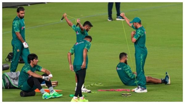 ICC World Cup 2023: কঠিন অঙ্ক মাথায় নিয়ে কলকাতায় আসছে বাবর বাহিনী, জেনে নিন পাক দলের সেমির সমীকরণ