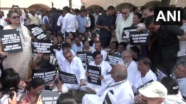 রাজঘাটে তৃণমূলের ধরনা অভিষেকের নেতৃত্বে, অবিলম্বে টাকা মেটানোর দাবি প্ল্যাকার্ডে