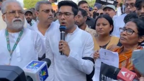 দু-ঘন্টায় শেষ রাজঘাটের ধরনা! সাংবাদিক বৈঠকে ধাক্কাধাক্কি, বাহিনী দিয়ে মহিলাদের ওপরে হামলার অভিযোগ অভিষেকের