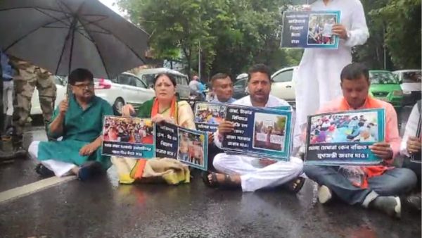 বৃষ্টিতে রাস্তায় বসে বিক্ষোভ বিজেপি বিধায়কদের, তৃণমূল নাটক করছে, কটাক্ষ অগ্নিমিত্রার