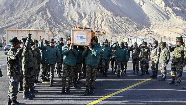 সিয়াচেনে কর্মরত অবস্থায় মৃত্যু প্রথম অগ্নিবীরের! সুযোগ-সুবিধা নিয়ে তীব্র সমালোচনায় অবসরপ্রাপ্তরা