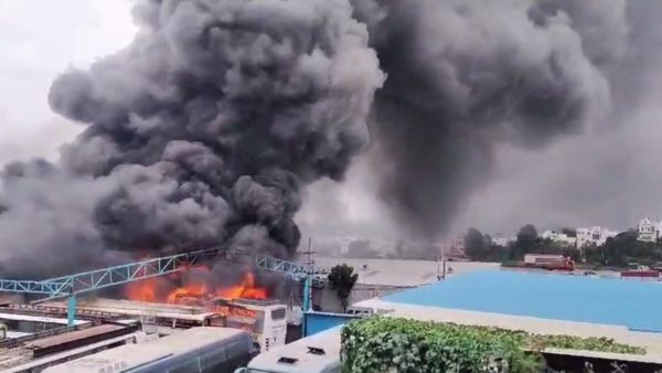 Bengaluru Fire: বিধ্বংসী আগুন বেঙ্গালুরুর বাস ডিপোয়! কালো ধোঁয়ায় ঢাকল গোটা আকাশ