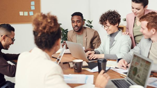 Business idea: ডিজিটাল যুগে একেবারে 'হট' ব্যবসা! দিনে ৩০০০ টাকা রোজগার ব্যাপারই নয়