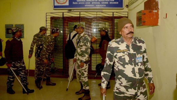 ইডি অফিসে যাননি অভিষেকের মা লতা, আজ বাবা কি সাড়া দেবেন?