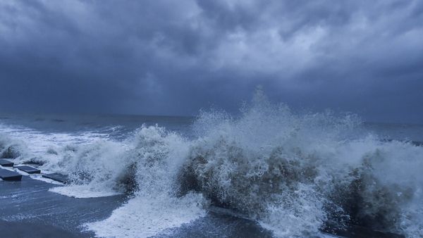 দিঘায় ফুঁসছে সমুদ্র, হামুনের প্রভাবে বইছে হাওয়া, কালো মেঘ আকাশে