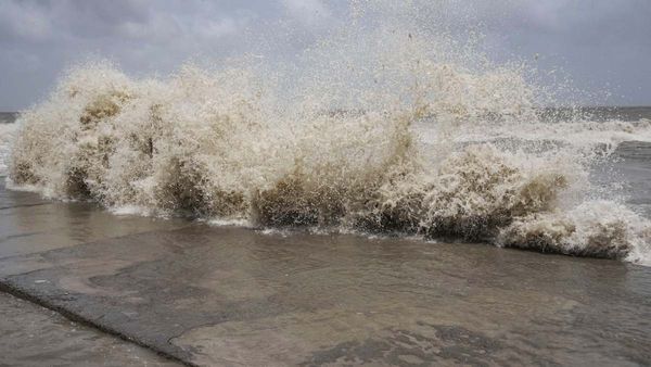 Cyclone in Bay of Bengal: ঘূর্ণিঝড় শেষ পর্যন্ত আঘাত হানতে চলেছে বাংলার উপকূলে! জারি লাল সতর্কতা