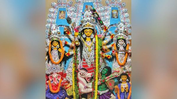 Bonedi Barir Durga Puja: মায়ের সন্ধিপুজোয় দেওয়া হয় ১০৮টি অপরাজিতা ফুল, দেখে আসুন কলকাতার এই বনেদি বাড়ির পুজো