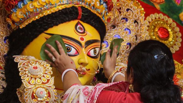 Bonedi Barir Durga Puja: এখানে মা দুর্গার বাহন বাঘ, দেখে আসুন গুসকরার চোঙদার বাড়ির পুজো