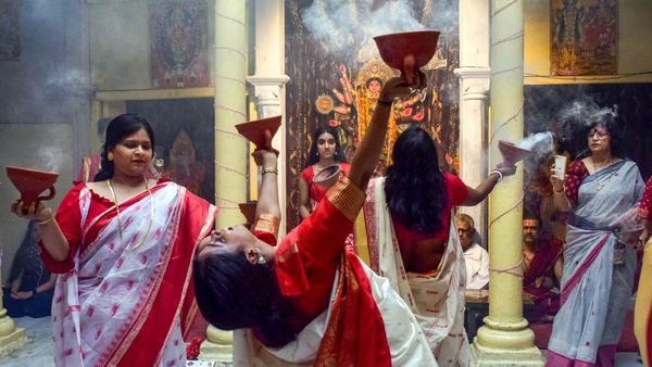 Bonedi Barir Durga Puja: শ্রীরামকৃষ্ণদেব নিজে দেখতে এসেছিলেন, দেখে আসুন চাঁদ সদাগরের উত্তর পুরুষের বাড়ির পুজো