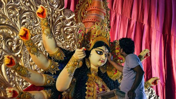 Bonedi Barir Durga Puja: এখানে শুধু দেবীর মস্তক পুজো হয়, দেখে আসুন যামিনী রায়ের বাড়ির পুজো