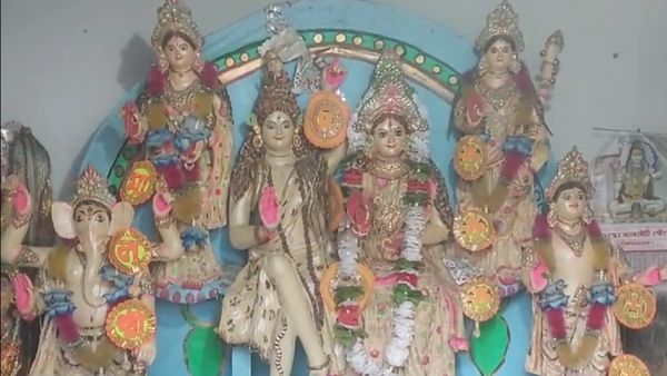 Bonedi Barir Durga Puja: এখানে আদিবাসী মায়ের হাতেই পূজিত হন দেবী, ছুটি কাটাতে চলে আসুন বাঁকুড়ার এই গ্রামে