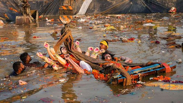 নিরঞ্জনের পর প্রতিমা তুলতে ঘাটে বাড়ানো হচ্ছে ক্রেন, পে লোডার, কাঠামো যাচ্ছে ধাপায়