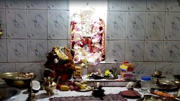 Travel: সন্ধিপুজোর সময় শোনা যায় তোপধ্বনি, পুজোর ছুটিতে দেখে আসুন জঙ্গলে ঘেরা রহস্যময় দেবী মন্দির থেকে