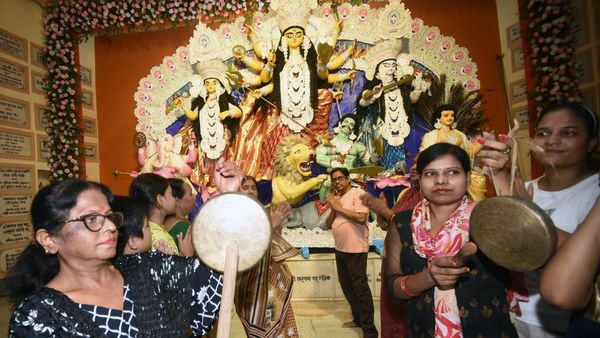 Bonedi Barir Durga Puja:  দশমীর দিন আমিষ দিয়ে দেবী বরণ করা হয়, দেখে আসুন চুঁচুড়ার আঢ্যবাড়ির পুজো