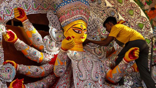 Bonedi Barir Durga Puja: পালকি করে নবপত্রিকা স্নানে যায়, ঘুরে আসুন বোলপুরের তালতোর জমিদারবাড়ির পুজো