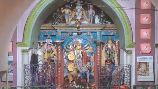 Travel: আজ থেকেই শুরু হয়ে গেল মল্লরাজাদের দুর্গাপুজো, কেমন হয় পট চিত্রের পুজো দেখে আসুন