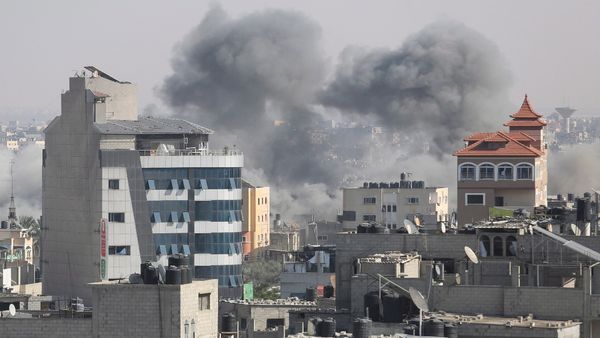 ইসরায়েলের হামলায় ত্রস্ত গাজা, বন্ধ ইন্টারনেট, যোগাযোগ বিচ্ছিন্ন গোটা বিশ্বের সঙ্গে