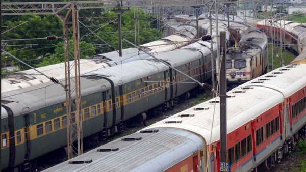 Local Trains: হাওড়ার চাপ কমাতে চায় রেল! শালিমার স্টেশন থেকেও ছাড়বে একাধিক লোকাল