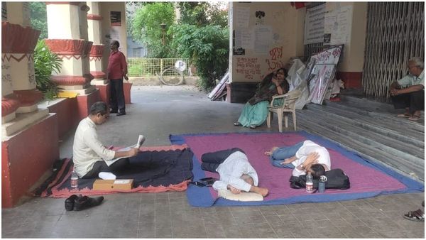 Jadavpur University: পড়ুয়ারা ব়্যাগিং করছে, পাল্টা অভিযোগে অবস্থান বিক্ষোভে উপাচার্য সহ অধ্যাপকরা