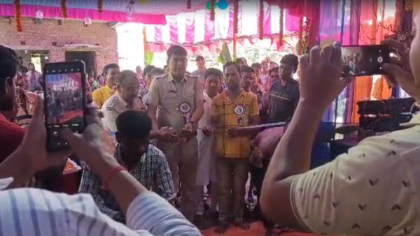 এই গ্রামে প্রথমবার দুর্গাপুজো, হিন্দু- মুসলমান দুই সম্প্রদায়ের ভাইরা হাত লাগিয়েছেন