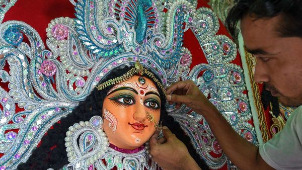 Durga Puja 2023: বিহারের পূর্ণিয়ায় দুর্গার মূর্তি তৈরি করতে আজও যান বাংলার শিল্পীরা, জানুন ইতিহাস