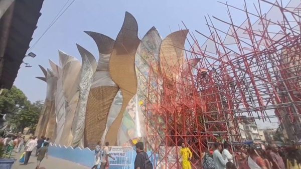 Durga Puja 2023: 'যান্ত্রিক যুগে' কেমন ভাবে সেজে উঠছে কুমোরটুলি সর্বজনীন? রইল ভিডিও