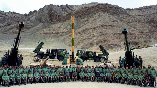 Indian Army in Ladakh: নতুন আশ্রয়স্থল, বিশেষ জ্বালানি ও ব্যাটারি! শীত থেকে বাঁচতে সেনাবাহিনীর 'সুপার প্ল্যান'