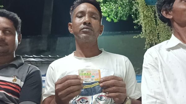 লটারিতে জিতেছেন এক কোটি, টিকিট নিয়ে সটান থানায় দিনমজুর সিরাজুল