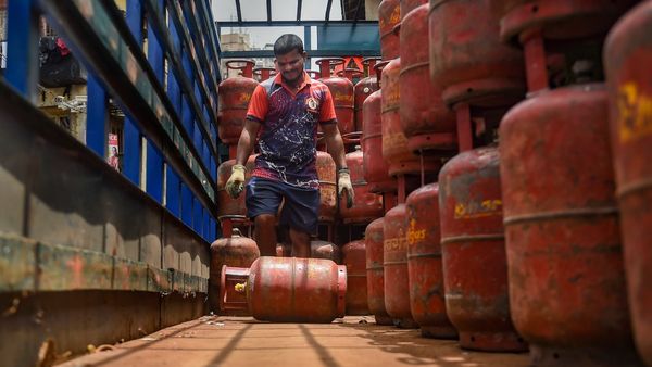 Free LPG Cylinder: এবার থেকে বছরে দু'বার বিনামূল্যে এলপিজি সিলিন্ডার! প্রকল্প শুরু দীপাবলি থেকে