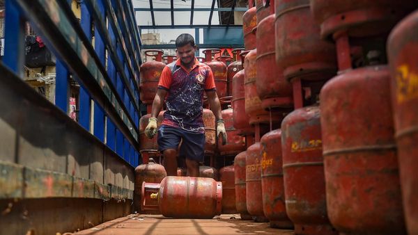 LPG Price: উৎসবের মরসুমে হেঁসেলে আগুন! বাড়ছে রান্নার গ্যাসের দাম