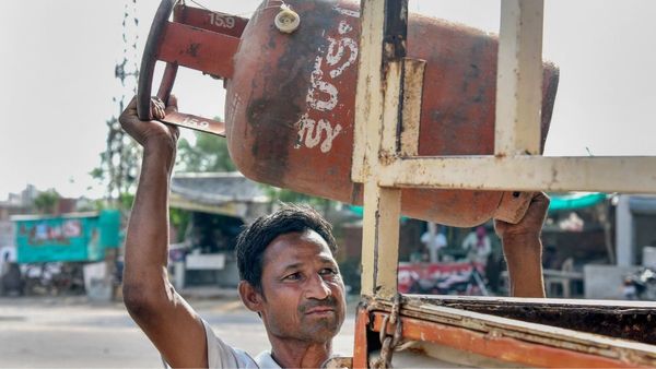 LPG price cut: উৎসবের মরশুমে বড় ঘোষণা! রান্নার গ্যাস এবার আরও সস্তা