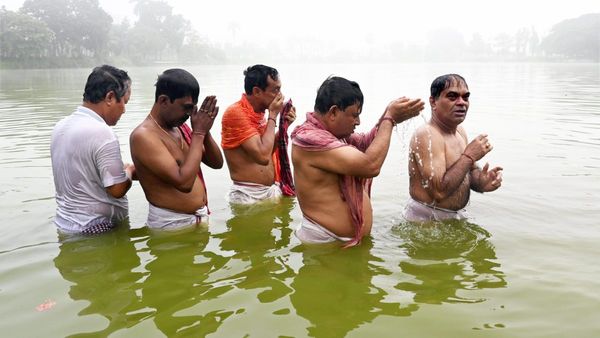 পূর্বপুরুষদের উদ্দেশে তর্পণ মহালয়ার ভোর থেকে, গঙ্গার ঘাটগুলিতে নিরাপত্তার কড়াকড়ি