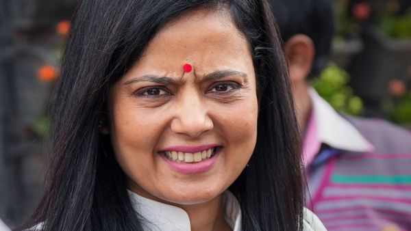 সোশ্যাল মিডিয়ায় শশী তারুরের সঙ্গে ডিনার পার্টির ছবি! মজার প্রতিক্রিয়া তৃণমূল সাংসদ মহুয়া মৈত্রের