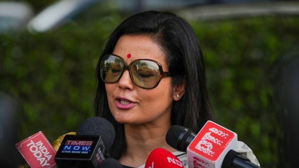 টাকার বিনিময়ে প্রশ্নের অভিযোগ! বিজেপি সাংসদ-সুপ্রিম কোর্টের আইনজীবীর বিরুদ্ধে মামলা মহুয়া মৈত্রের