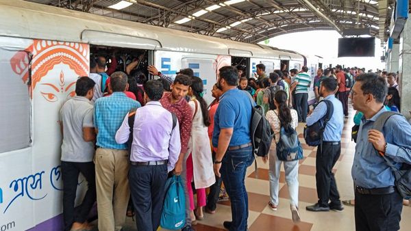 Kolkata Metro: লক্ষ্মীপুজোর দিনে কোন স্টেশন থেকে কখন মিলবে পরিষেবা? টাইম জানাল মেট্রো