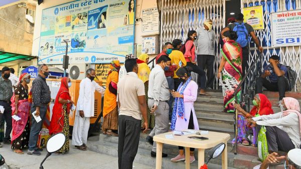 7th Pay Commission: চার শতাংশ DR বৃদ্ধির অপেক্ষায় পেনশনভোগীরা! কবে কত টাকা আসবে?