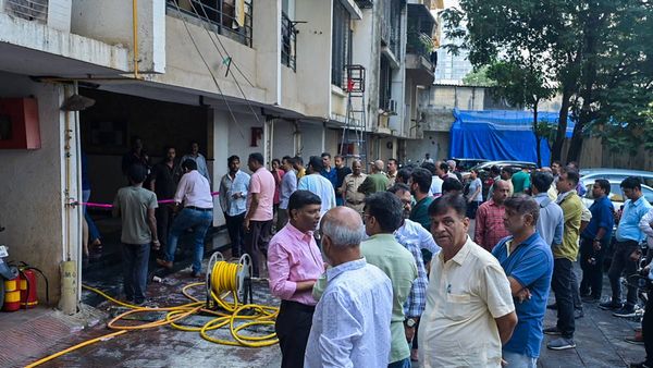 কোনও ব্যাঙ্কের বাইরে নয়, দুই কোটির অ্যাপার্টমেন্ট কিনতে পুনেতে ৮ ঘন্টার লাইন! ভিডিও ভাইরাল