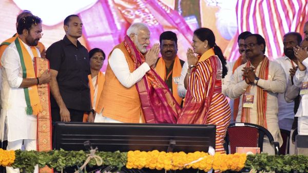 সরকারি কর্মসূচি, খোলা মাঠ! প্রধানমন্ত্রীর প্রতিশ্রুতিতে করতালি তেলেঙ্গানায়